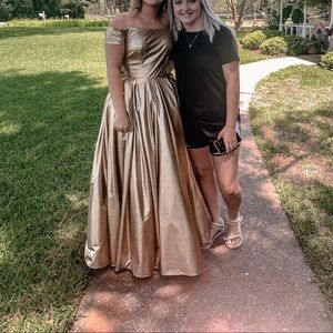 Gold sparkly prom dress❤️